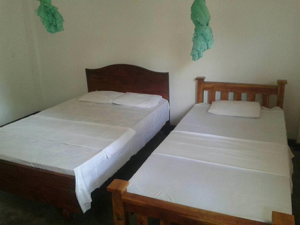 Parakum Rest Rooms Polonnaruwa Bagian luar foto